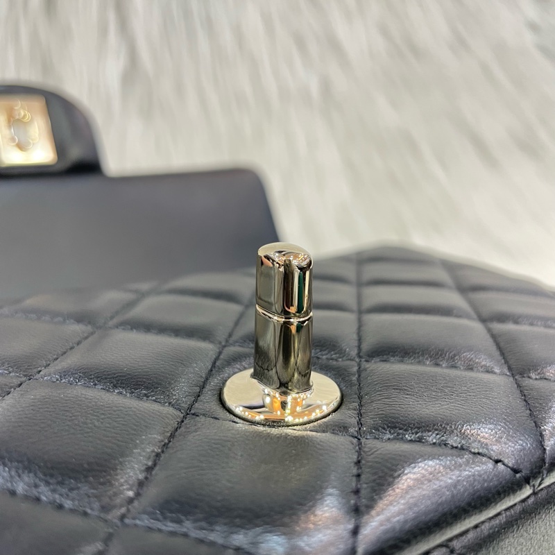 限量版Chanel AS2326黑羊皮金釦徽章吊飾CF 20斜背包-18