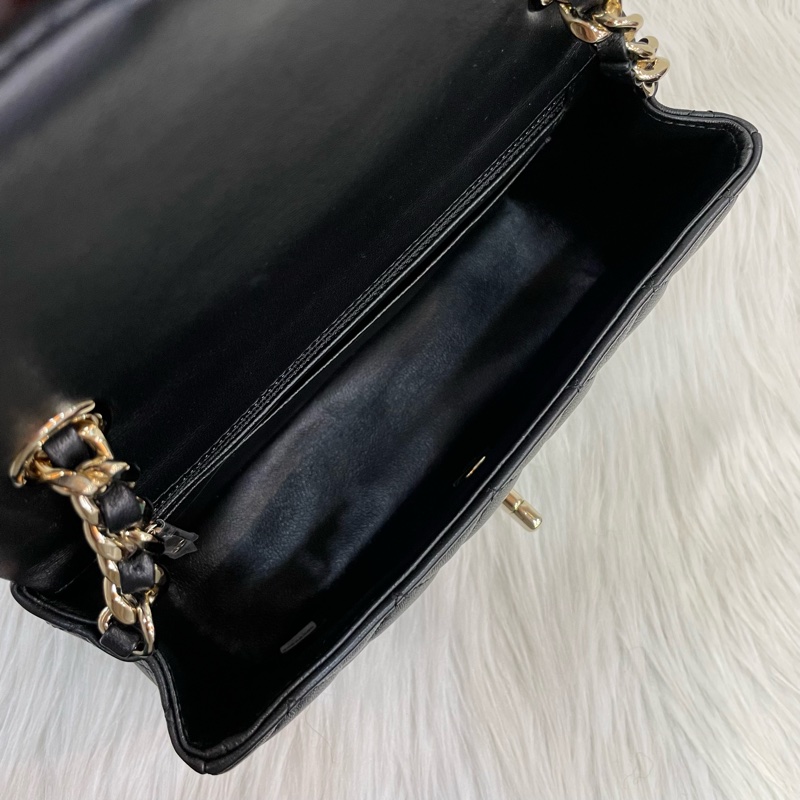 限量版Chanel AS2326黑羊皮金釦徽章吊飾CF 20斜背包-19