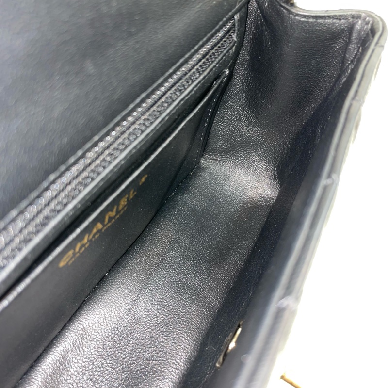 限量版Chanel AS2326黑羊皮金釦徽章吊飾CF 20斜背包-20