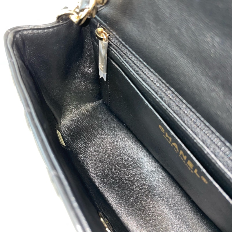 限量版Chanel AS2326黑羊皮金釦徽章吊飾CF 20斜背包-21