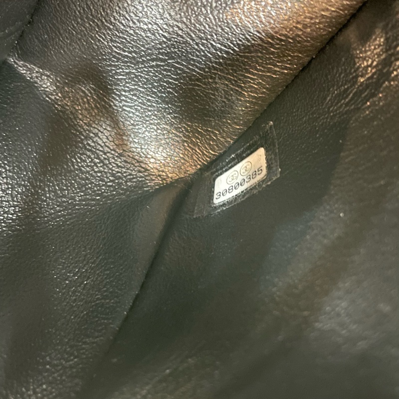 限量版Chanel AS2326黑羊皮金釦徽章吊飾CF 20斜背包-22