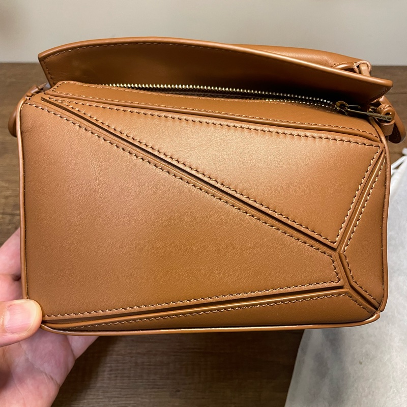 全新小瑕疵出清【LOEWE 羅威】Mini Puzzle 緞面小牛皮 迷你 拼圖包 幾何 拼接包 肩背包 胡桃色-0