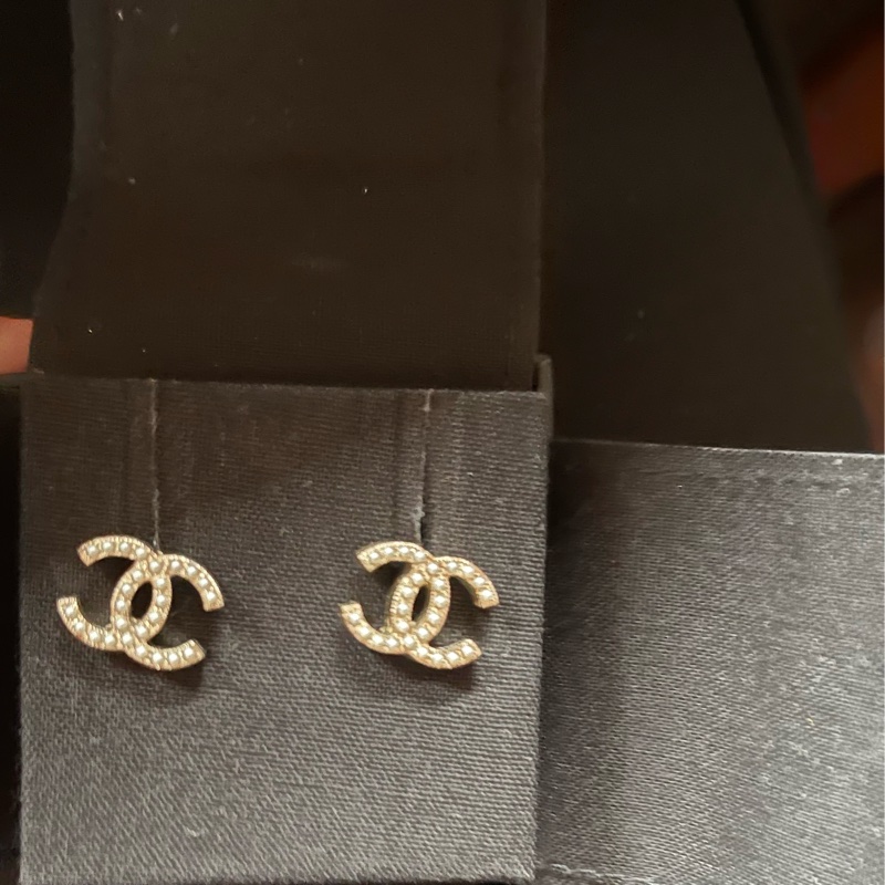 Chanel經典logo淡珍珠雙C耳夾-0