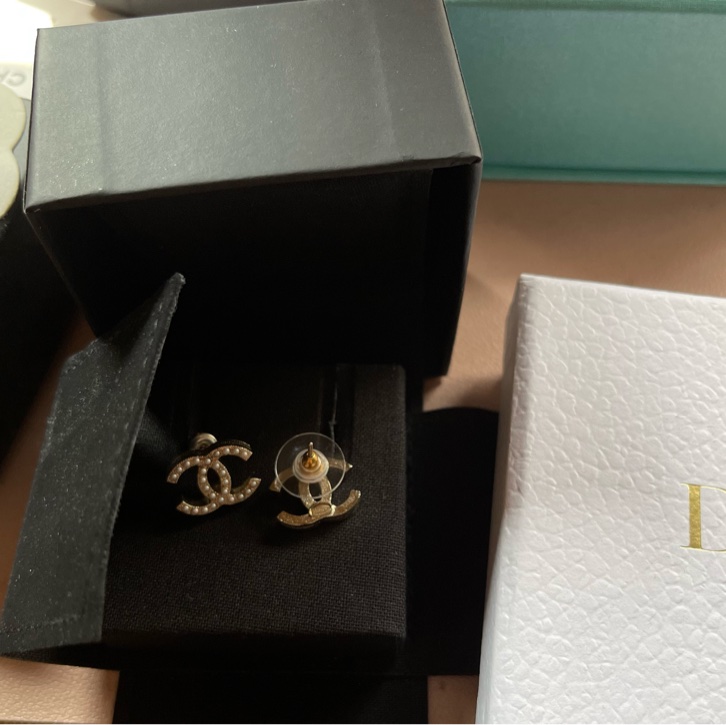 Chanel經典logo淡珍珠雙C耳夾-2