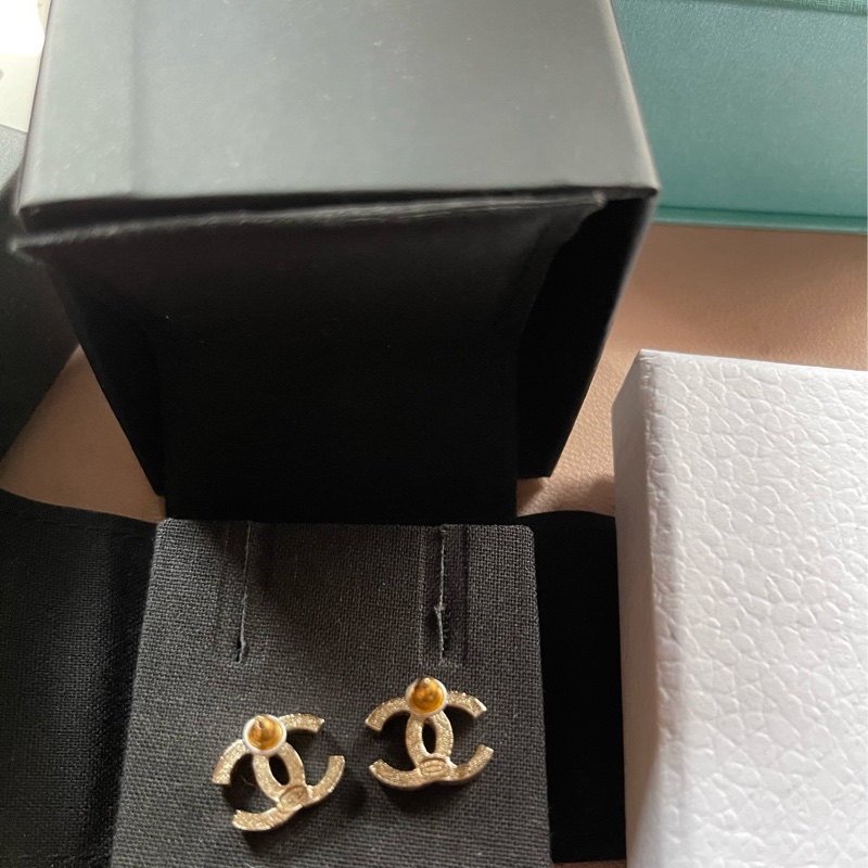 Chanel經典logo淡珍珠雙C耳夾-5