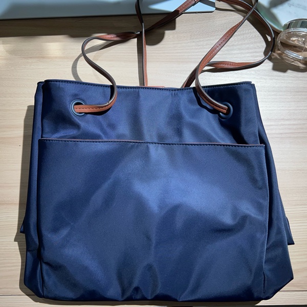 agnès b. 駝色小b吊飾素面尼龍磁扣手提托特包 海軍藍-2