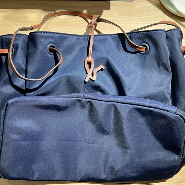 agnès b. 駝色小b吊飾素面尼龍磁扣手提托特包 海軍藍-3