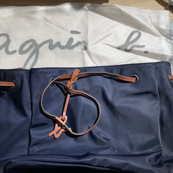 agnès b. 駝色小b吊飾素面尼龍磁扣手提托特包 海軍藍-5