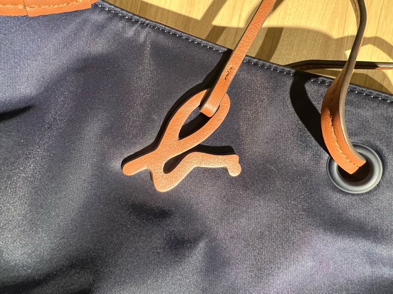 agnès b. 駝色小b吊飾素面尼龍磁扣手提托特包 海軍藍-11