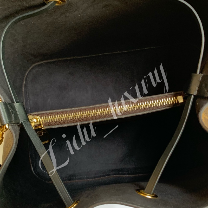 LV 字紋黑內裡水桶包-5