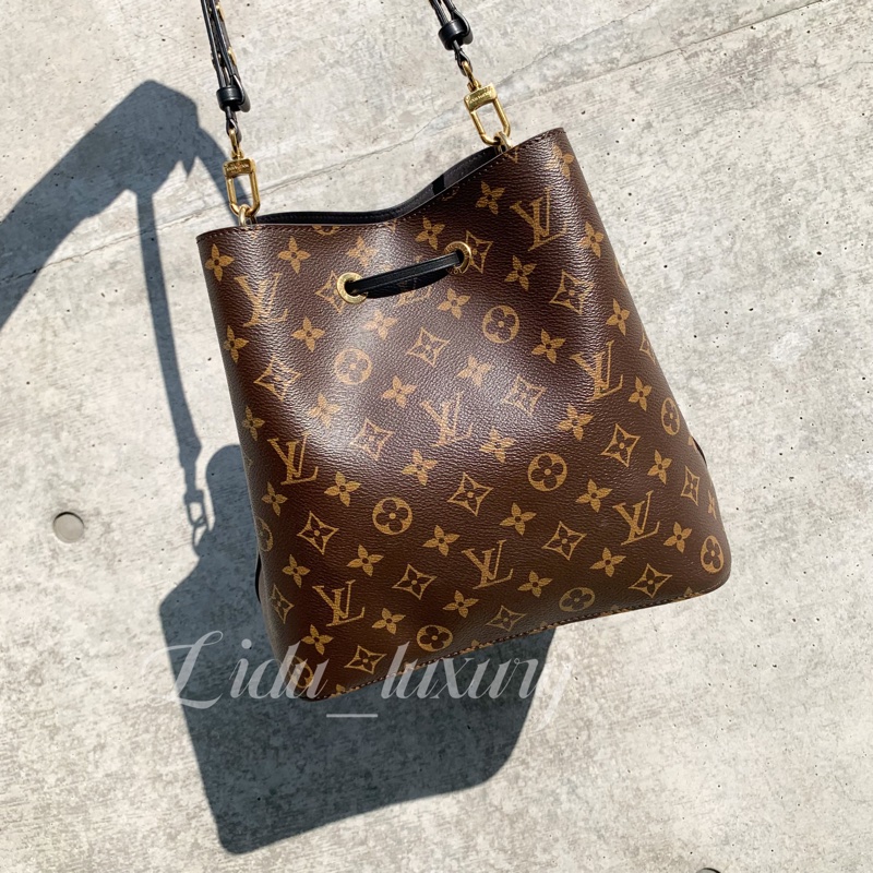 LV 字紋黑內裡水桶包-1