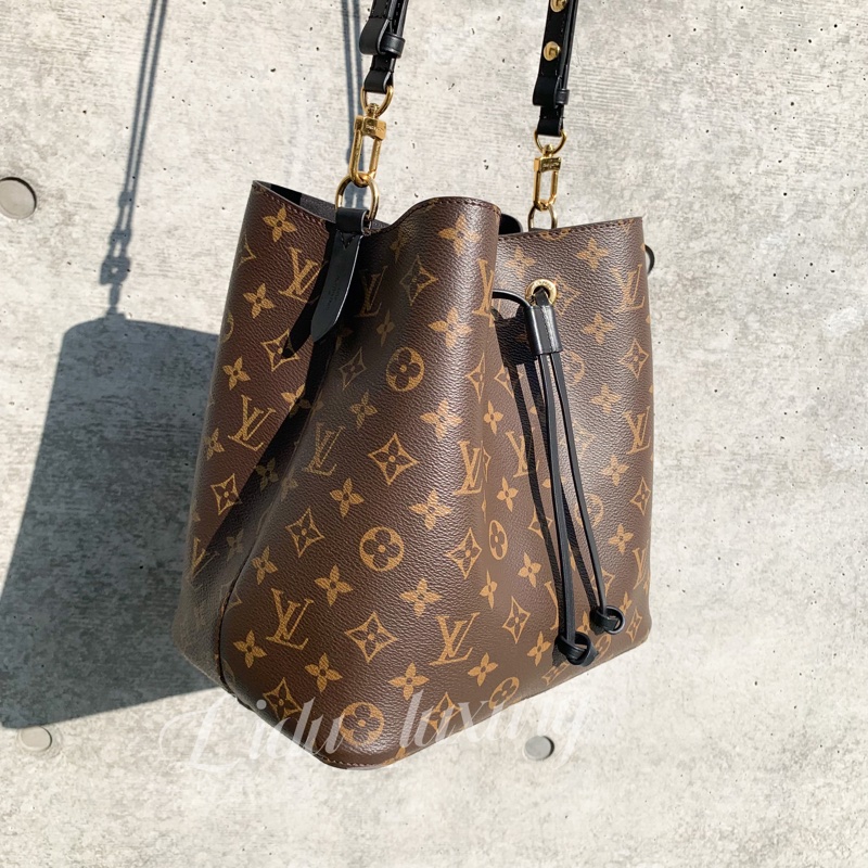 LV 字紋黑內裡水桶包-3