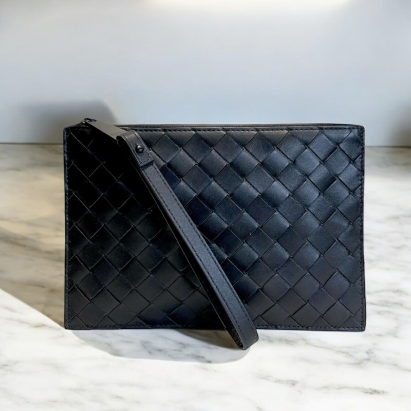 BOTTEGA VENETA 經典大格編織小牛皮附帶手拿包 黑色 全新商品-4