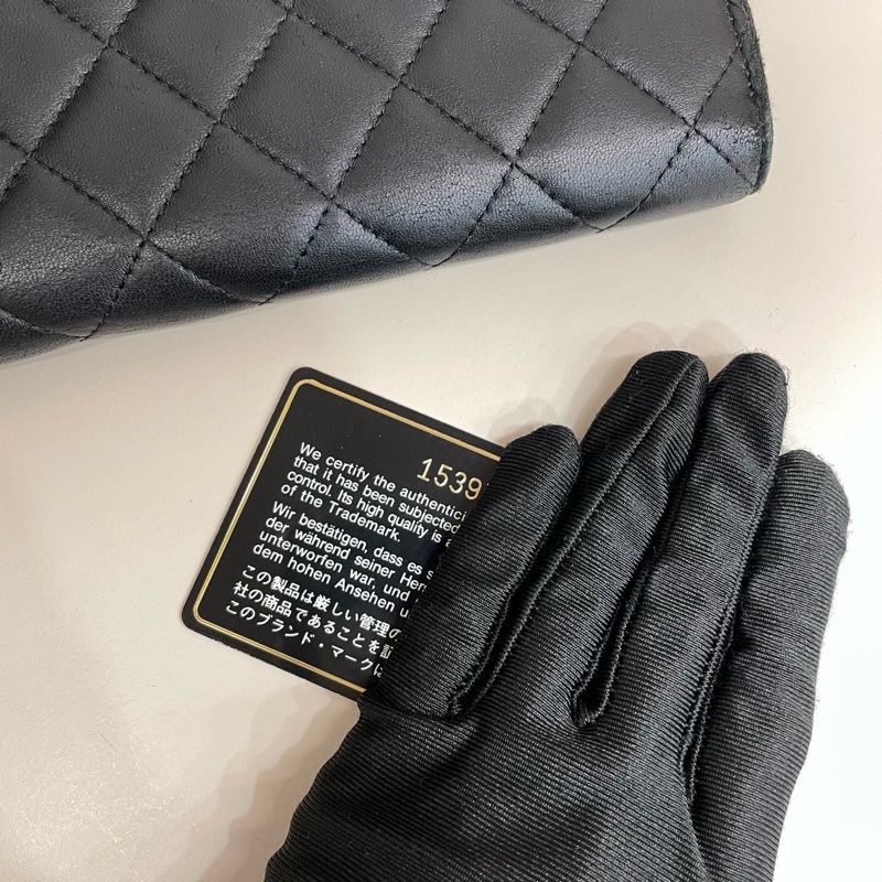 CHANEL｜小羊皮銀釦菱格紋長夾-12