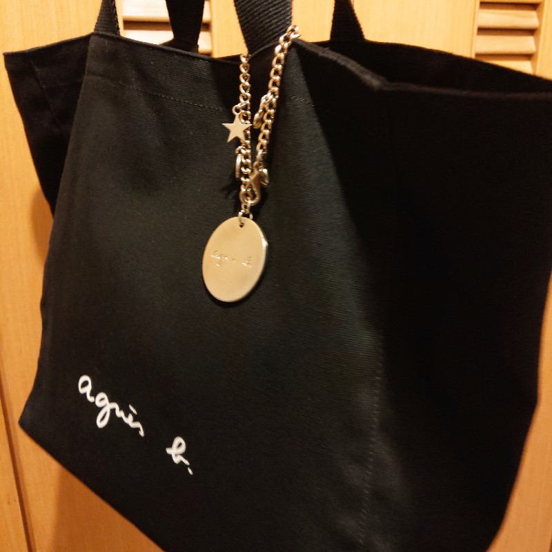 agnes b. 經典logo黑色帆布托特包+金色logo吊飾-1
