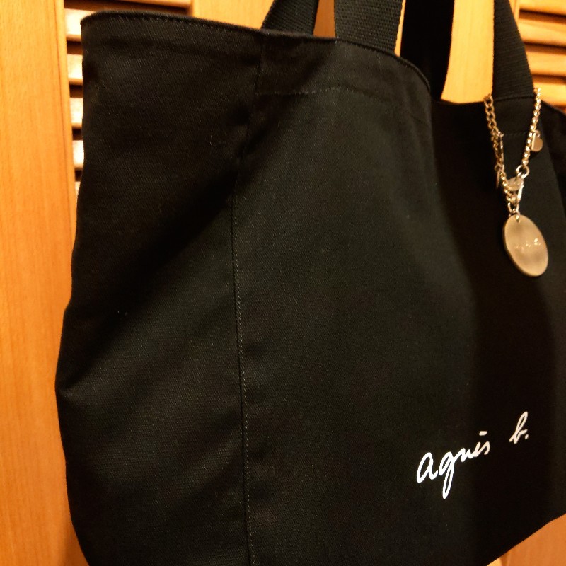 agnes b. 經典logo黑色帆布托特包+金色logo吊飾-2