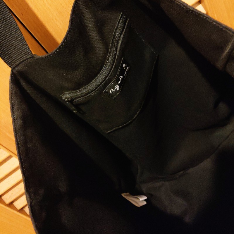 agnes b. 經典logo黑色帆布托特包+金色logo吊飾-5