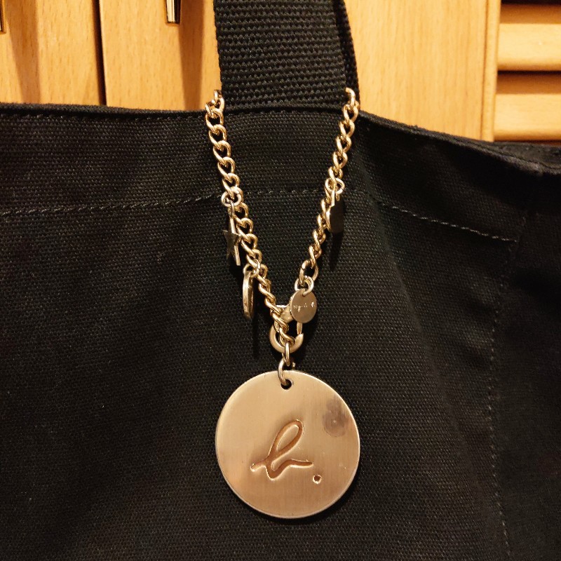 agnes b. 經典logo黑色帆布托特包+金色logo吊飾-7