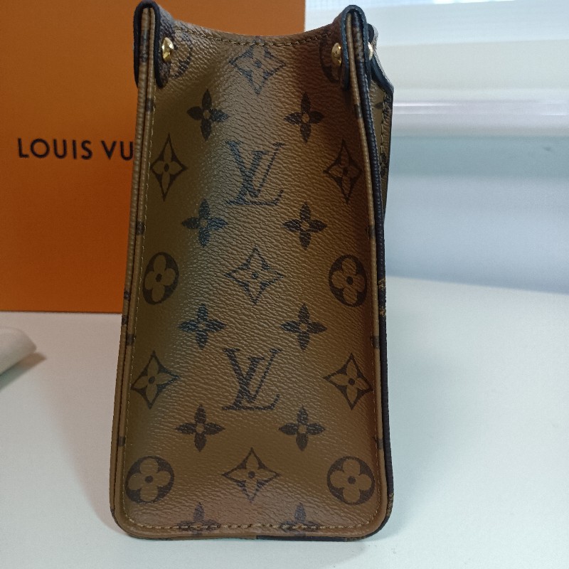 5/26-5/28 周末三天特價,LV onthego pm 全新品 零錢包款 可手提 可斜背-6