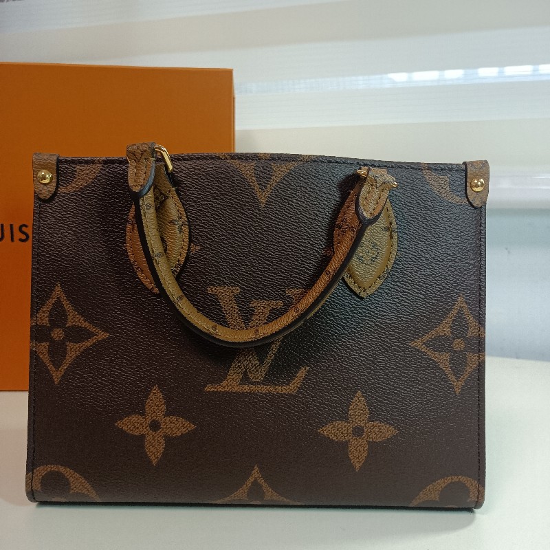 5/26-5/28 周末三天特價,LV onthego pm 全新品 零錢包款 可手提 可斜背-8