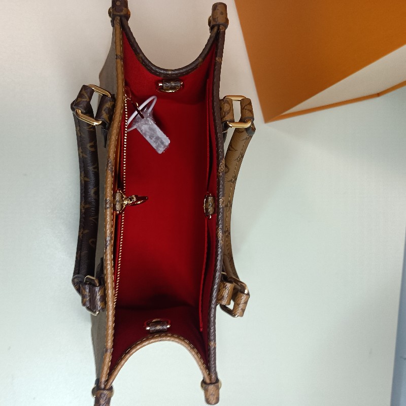 5/26-5/28 周末三天特價,LV onthego pm 全新品 零錢包款 可手提 可斜背-11