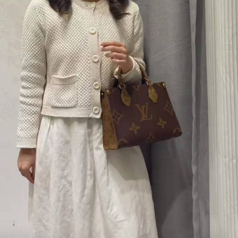 5/26-5/28 周末三天特價,LV onthego pm 全新品 零錢包款 可手提 可斜背-20