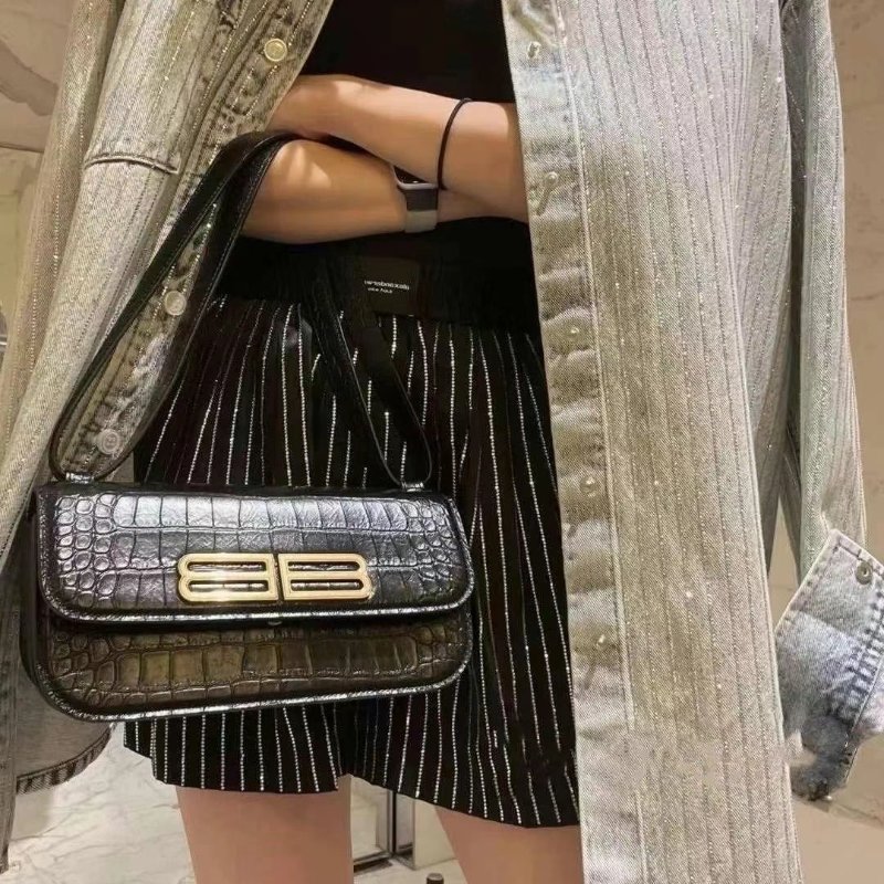 【預購】BALENCIAGA 巴黎世家 Gossip 金扣黑色經典鱷魚紋牛皮翻蓋斜肩背包-4