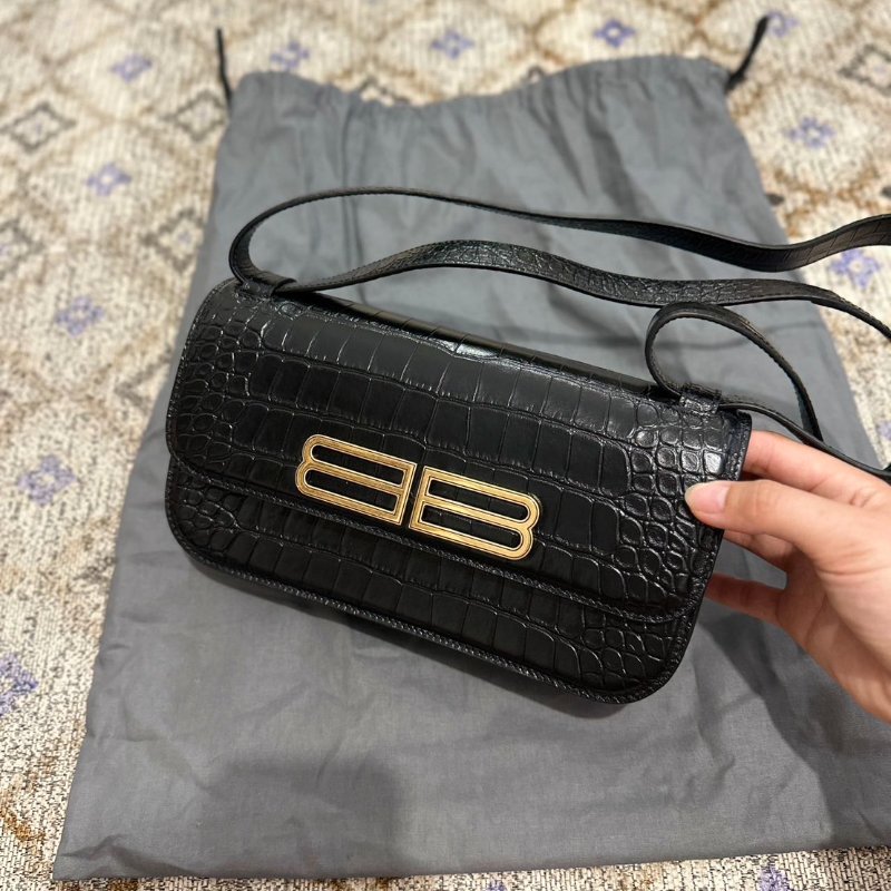 【預購】BALENCIAGA 巴黎世家 Gossip 金扣黑色經典鱷魚紋牛皮翻蓋斜肩背包-0