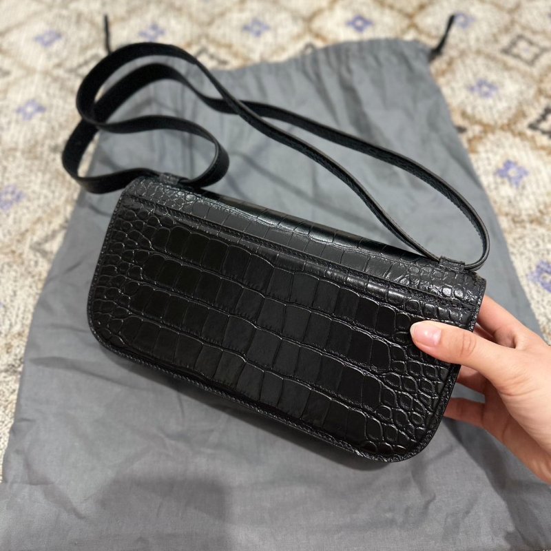 【預購】BALENCIAGA 巴黎世家 Gossip 金扣黑色經典鱷魚紋牛皮翻蓋斜肩背包-2