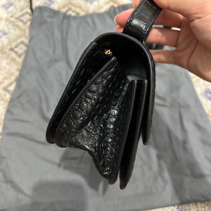 【預購】BALENCIAGA 巴黎世家 Gossip 金扣黑色經典鱷魚紋牛皮翻蓋斜肩背包-3