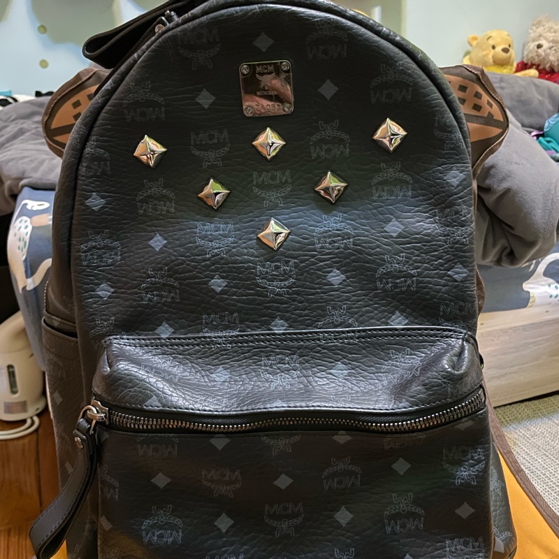 韓國 潮牌 名牌MCM 鉚釘後背包 全牛皮 特價出清 明星同款 黑色 M號 可裝13吋平板或筆電-0