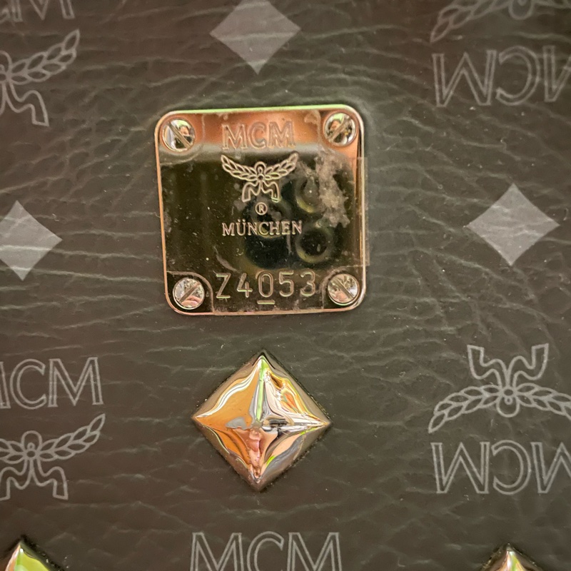 韓國 潮牌 名牌MCM 鉚釘後背包 全牛皮 特價出清 明星同款 黑色 M號 可裝13吋平板或筆電-1