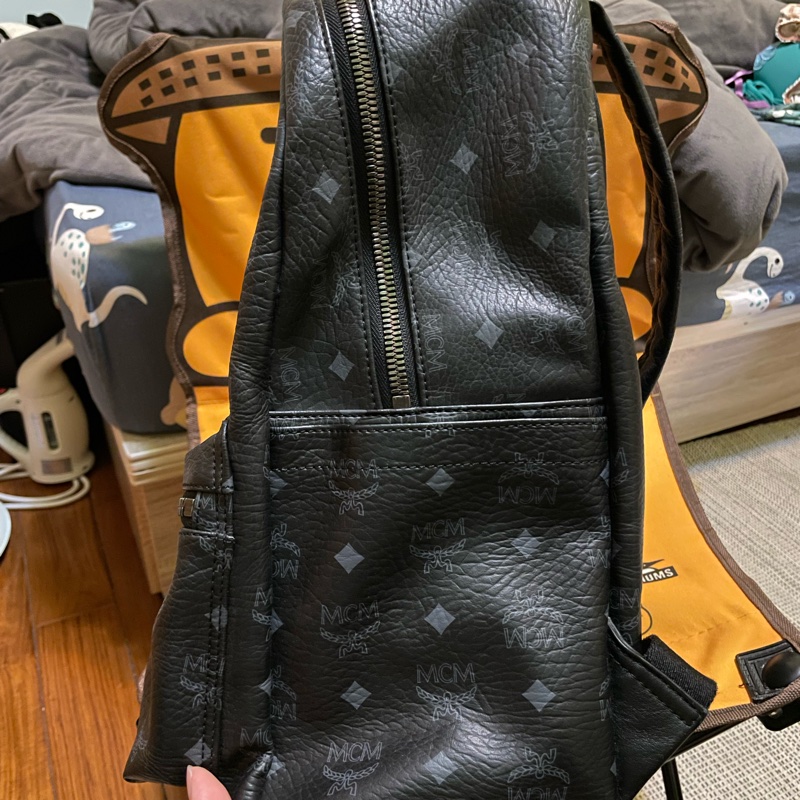 韓國 潮牌 名牌MCM 鉚釘後背包 全牛皮 特價出清 明星同款 黑色 M號 可裝13吋平板或筆電-2