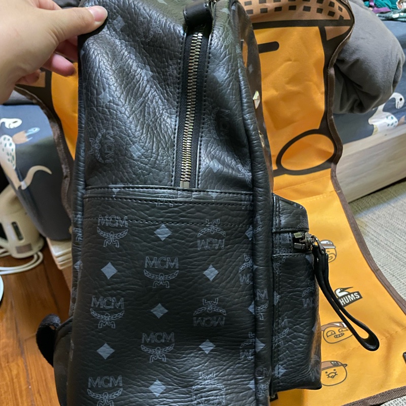 韓國 潮牌 名牌MCM 鉚釘後背包 全牛皮 特價出清 明星同款 黑色 M號 可裝13吋平板或筆電-7