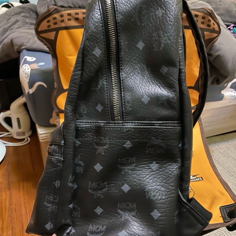 韓國 潮牌 名牌MCM 鉚釘後背包 全牛皮 特價出清 明星同款 黑色 M號 可裝13吋平板或筆電-12