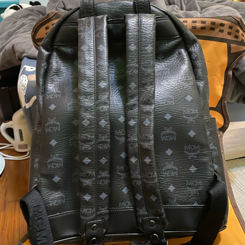 韓國 潮牌 名牌MCM 鉚釘後背包 全牛皮 特價出清 明星同款 黑色 M號 可裝13吋平板或筆電-13