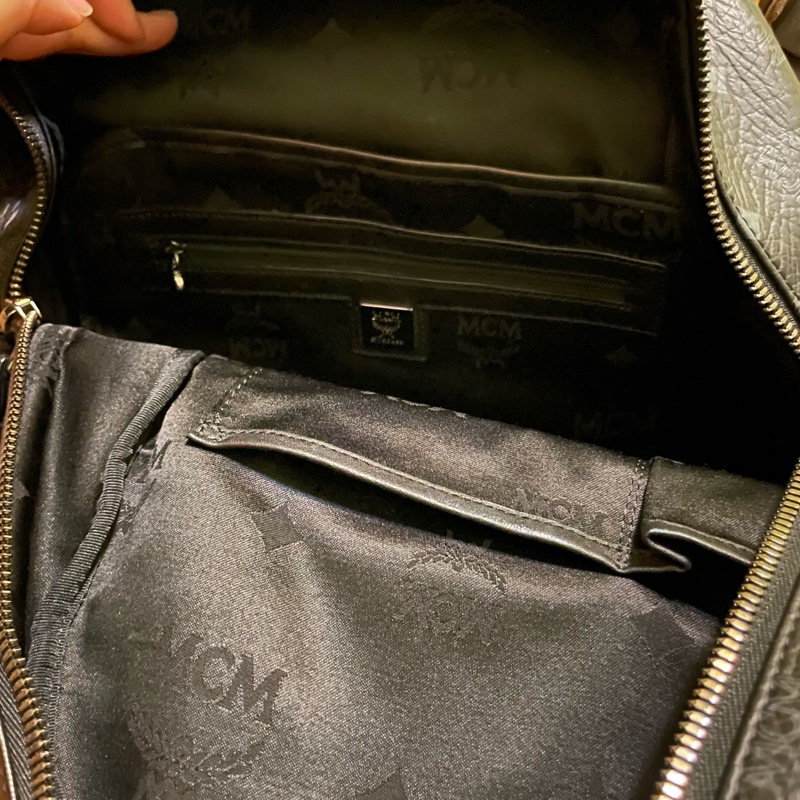 韓國 潮牌 名牌MCM 鉚釘後背包 全牛皮 特價出清 明星同款 黑色 M號 可裝13吋平板或筆電-16