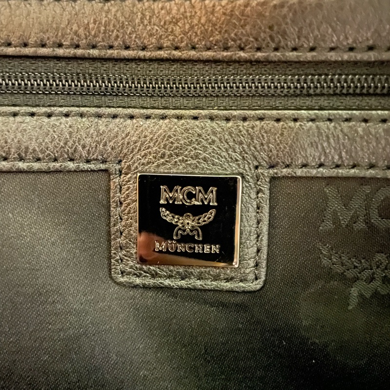 韓國 潮牌 名牌MCM 鉚釘後背包 全牛皮 特價出清 明星同款 黑色 M號 可裝13吋平板或筆電-17