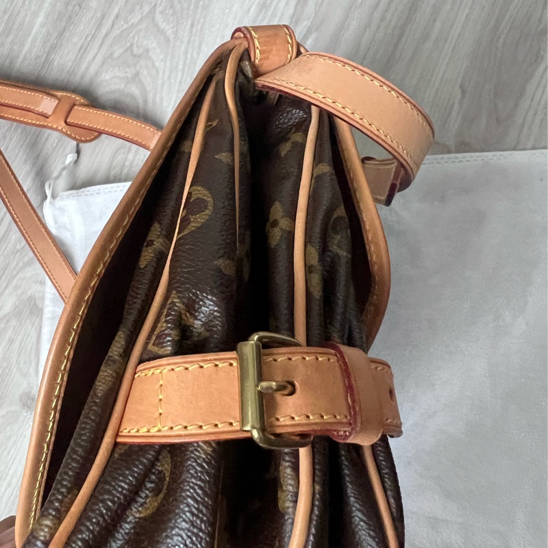 Lv 老花 雙子星 馬鞍包 中號男女都適用  很適合出遊 出國 雙面開跟釦超級方便跟安全-1