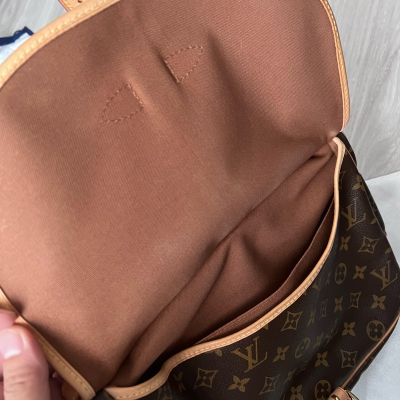 Lv 老花 雙子星 馬鞍包 中號男女都適用  很適合出遊 出國 雙面開跟釦超級方便跟安全-7