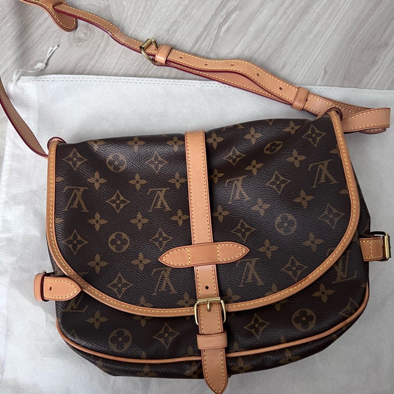 Lv 老花 雙子星 馬鞍包 中號男女都適用  很適合出遊 出國 雙面開跟釦超級方便跟安全-17