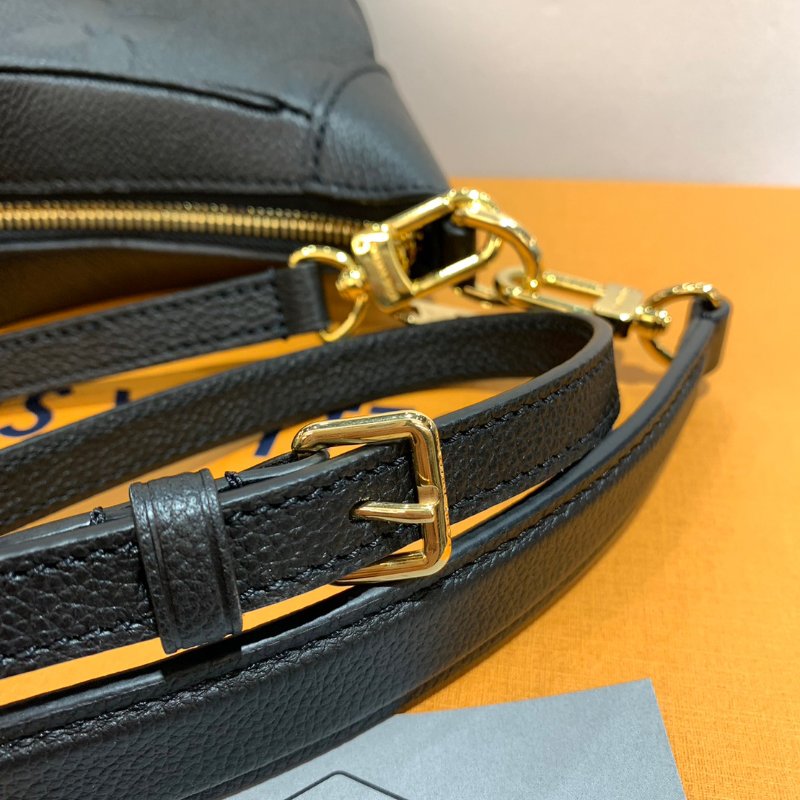 LV 全皮壓紋 牛角包/肩背包/斜背包/手提包/側背包 M46002 95成新-12