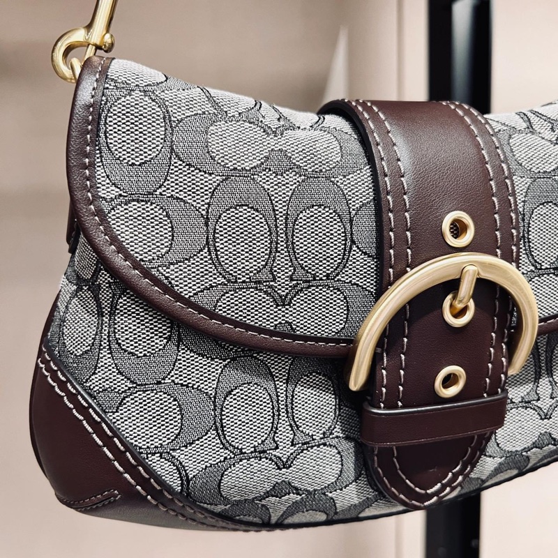 coach 中古腋下包 ✅ 📢搭配皮質結合 搭扣閉合設計  包身非常輕便  內里容納量還可以哦 ～ 一條短肩帶 🉑️手提 🉑️腋下背 這個款 有好幾個顏色 主打一個復古辣妹風  尺寸：26*18-8