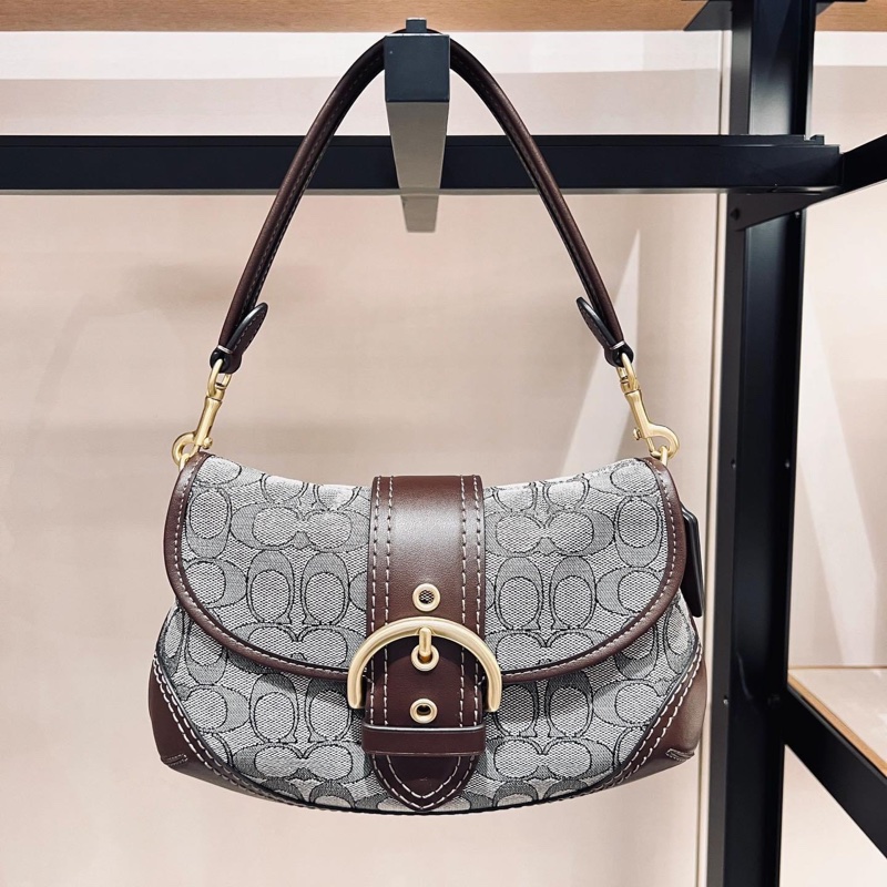 coach 中古腋下包 ✅ 📢搭配皮質結合 搭扣閉合設計  包身非常輕便  內里容納量還可以哦 ～ 一條短肩帶 🉑️手提 🉑️腋下背 這個款 有好幾個顏色 主打一個復古辣妹風  尺寸：26*18-9