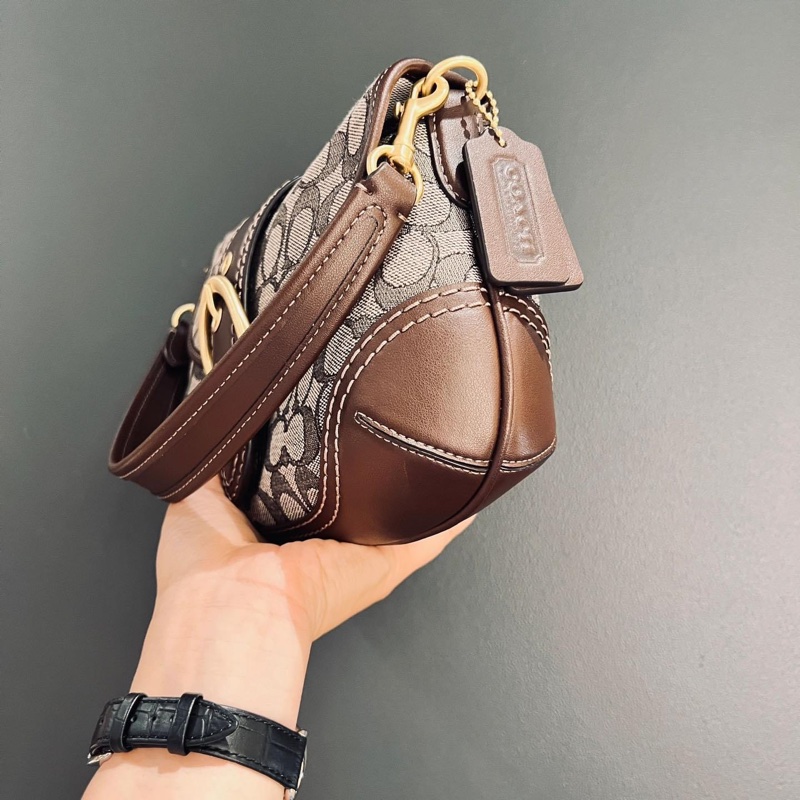 coach 中古腋下包 ✅ 📢搭配皮質結合 搭扣閉合設計  包身非常輕便  內里容納量還可以哦 ～ 一條短肩帶 🉑️手提 🉑️腋下背 這個款 有好幾個顏色 主打一個復古辣妹風  尺寸：26*18-10