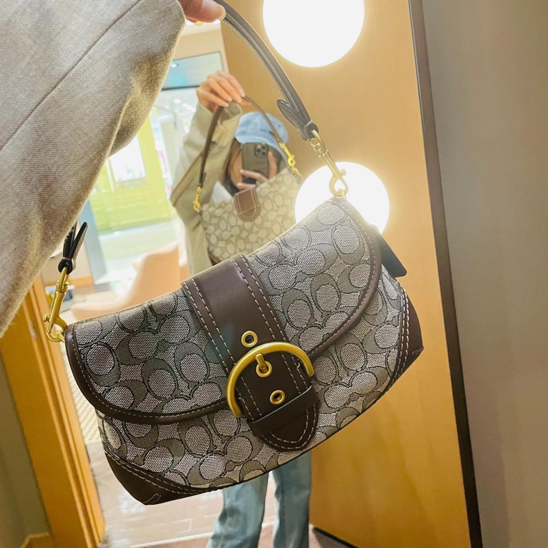 coach 中古腋下包 ✅ 📢搭配皮質結合 搭扣閉合設計  包身非常輕便  內里容納量還可以哦 ～ 一條短肩帶 🉑️手提 🉑️腋下背 這個款 有好幾個顏色 主打一個復古辣妹風  尺寸：26*18-11