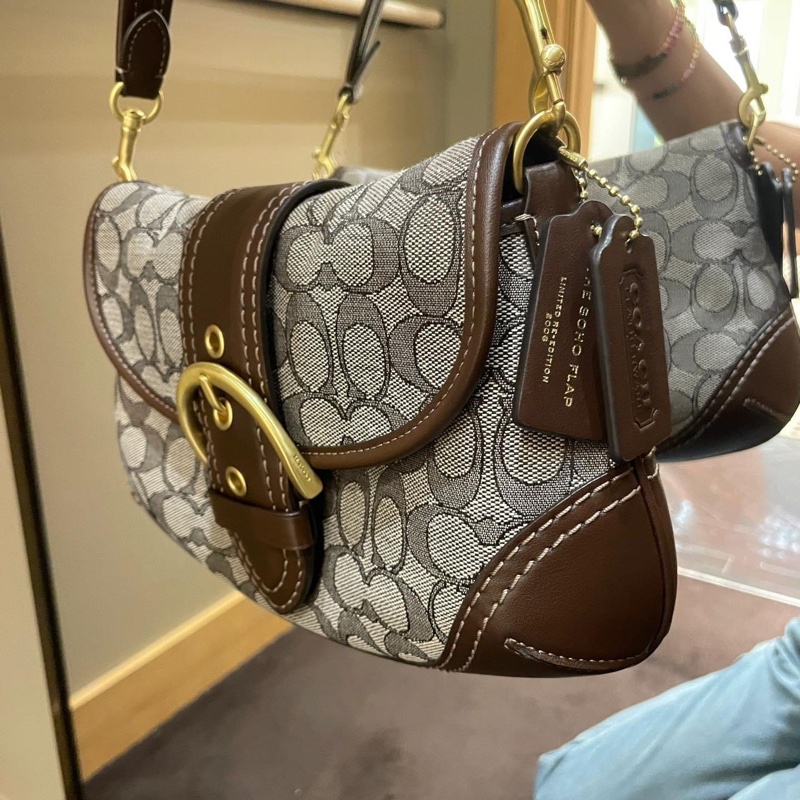 coach 中古腋下包 ✅ 📢搭配皮質結合 搭扣閉合設計  包身非常輕便  內里容納量還可以哦 ～ 一條短肩帶 🉑️手提 🉑️腋下背 這個款 有好幾個顏色 主打一個復古辣妹風  尺寸：26*18-13