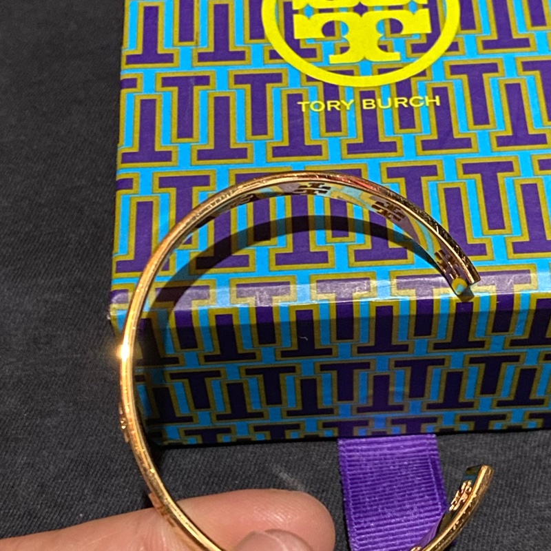 Tory Burch 經典logo裸空手環（金色）-1