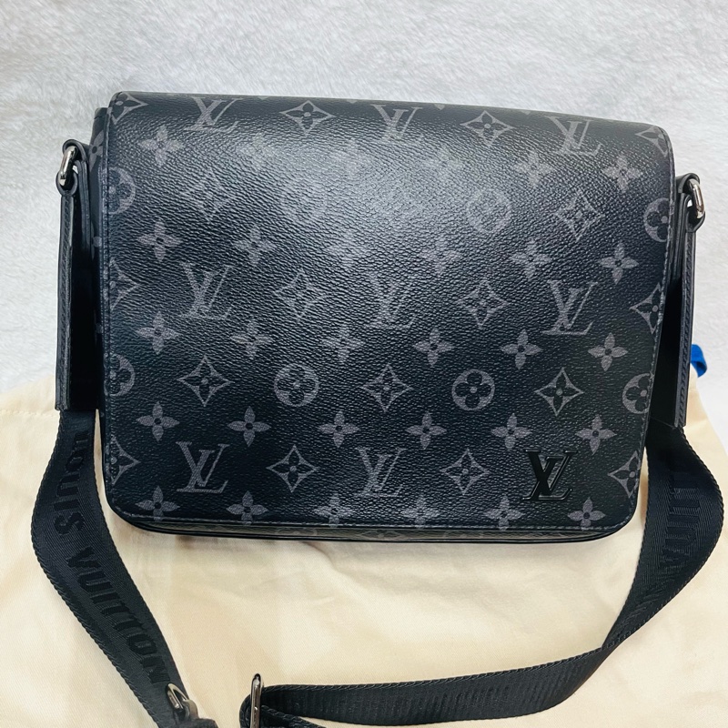 LV斜背郵差包(黑花)-1