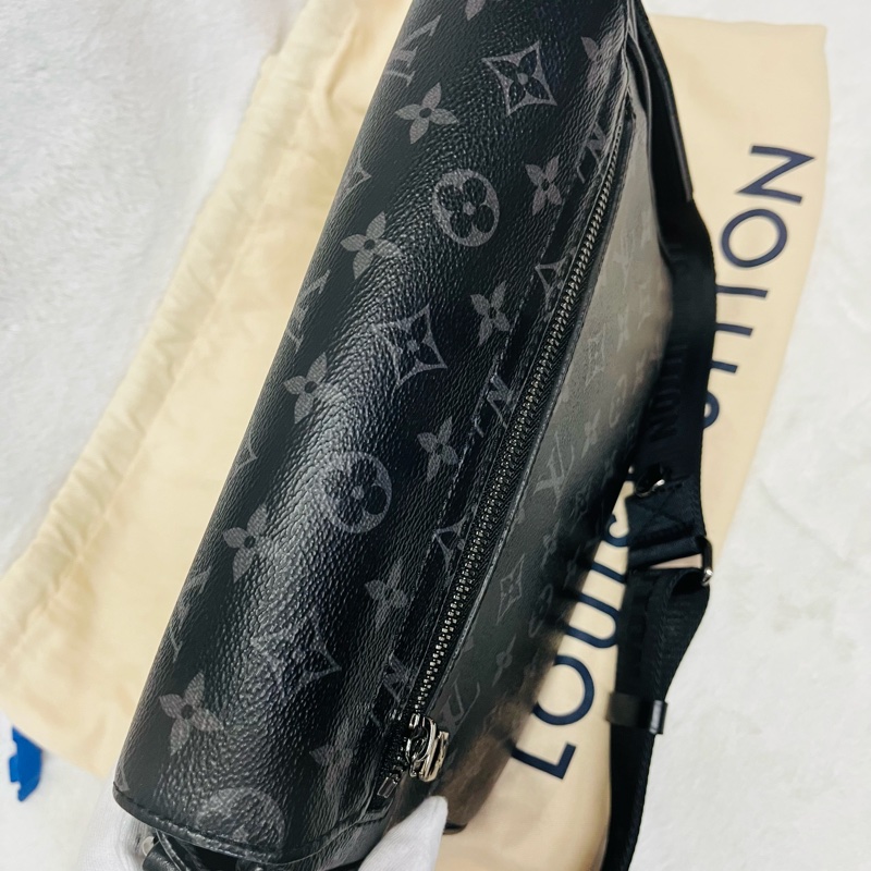 LV斜背郵差包(黑花)-4